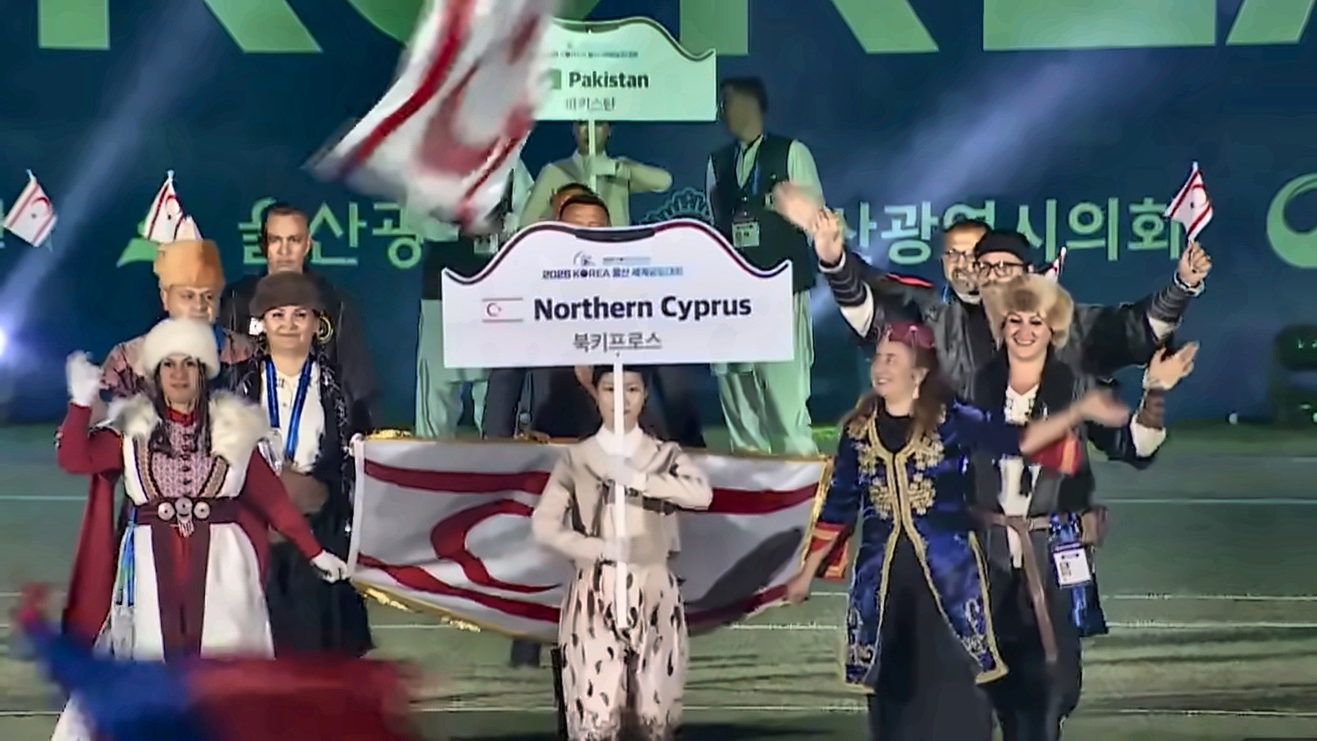 KKTC kafilesi Güney Kore'deki açılış töreninde bayrağımızı dalgalandırdı